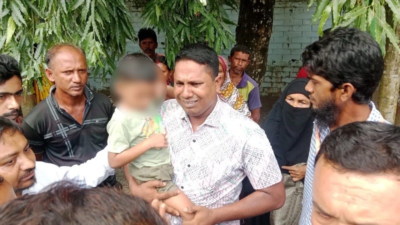 সন্তানকে কোলে নিতে আদালত প্রাঙ্গণে বাবার কান্না, কাঁদলেন উপস্থিত সকলে